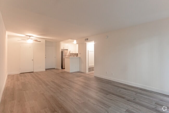 1HAB,1BA-800SF- Sala de estar - Bakman Apartments