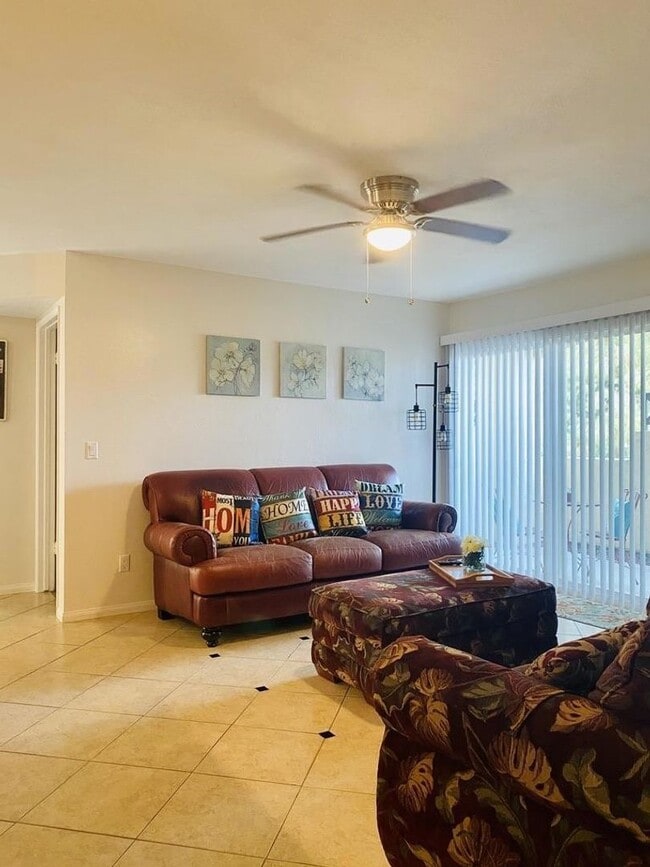Photo - Eastlake Shores Downstairs Condo feat. Two Bedrooms and Two Bathrooms Unidad 101