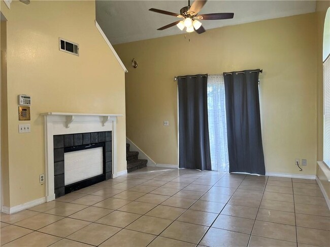 Photo - 1002 Dr