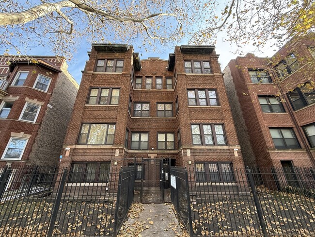 Building Photo - 6035 S St Lawrence Ave