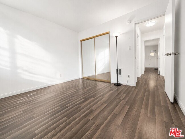 Photo - 12014 Kling St Unit 4