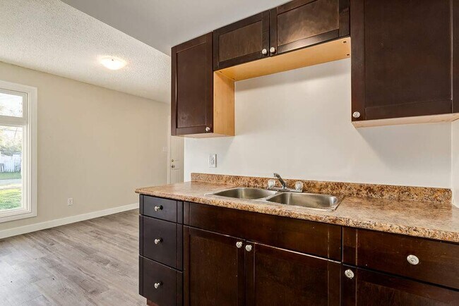 Photo - Spatinow Court