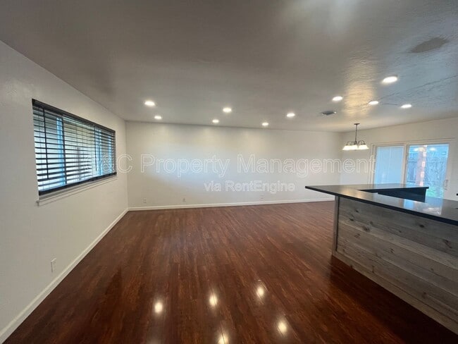 Photo - 1770 Luxton St