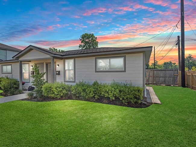 Building Photo - 2202 Solo St Unit 2202