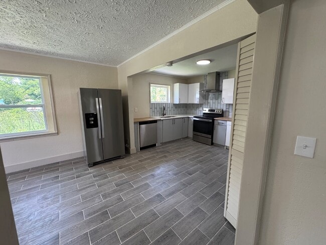Photo - 560 Aiken St