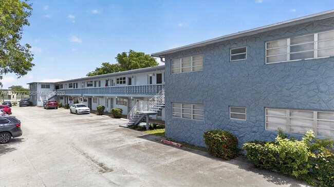 Photo - 300 NE 191st St Unidad 219