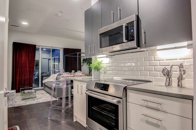 Photo - 2550 Lawrence St