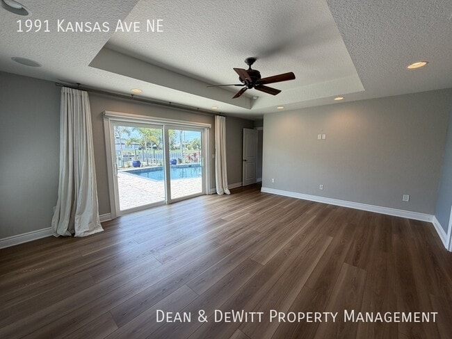 Building Photo - 4 Bed/3 Bath