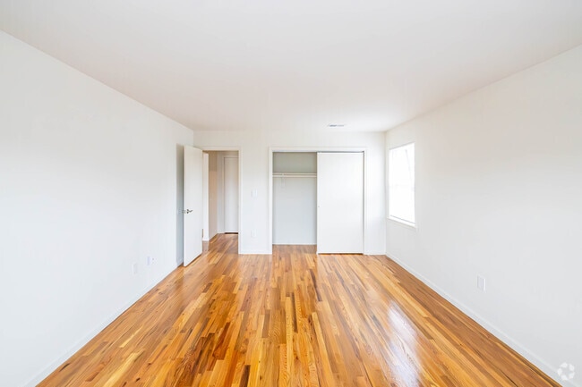 1BR, 1BA - 895SF - Bedroom