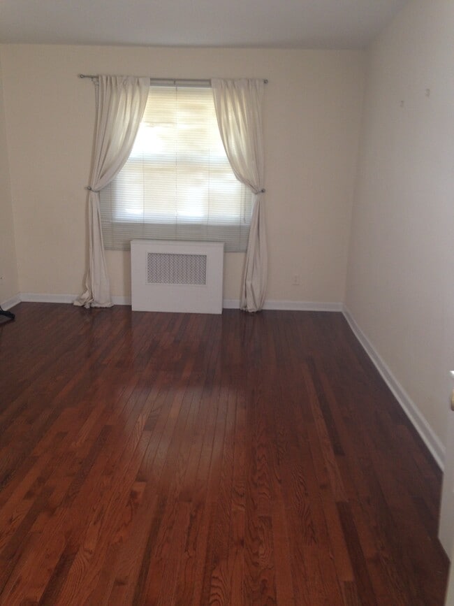 Building Photo - 260-51 73rd Ave Unit 1st floor Glen Oaks