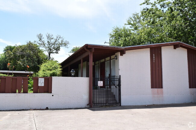 Building Photo - 5601 Woodrow Ave Rental