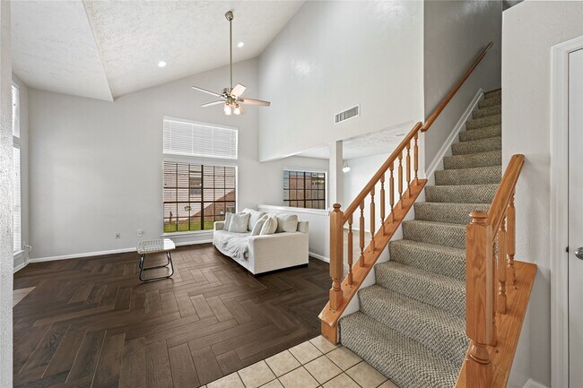 Photo - 1555 Hillside Elm St