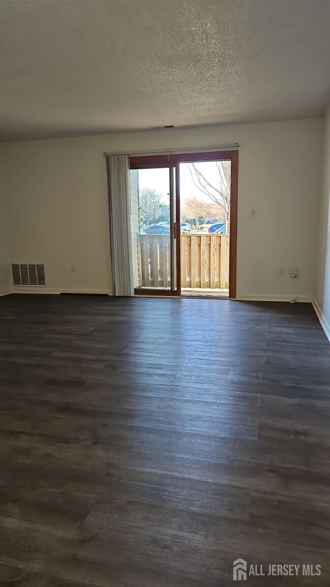 Photo - 909 Ravens Crest Dr