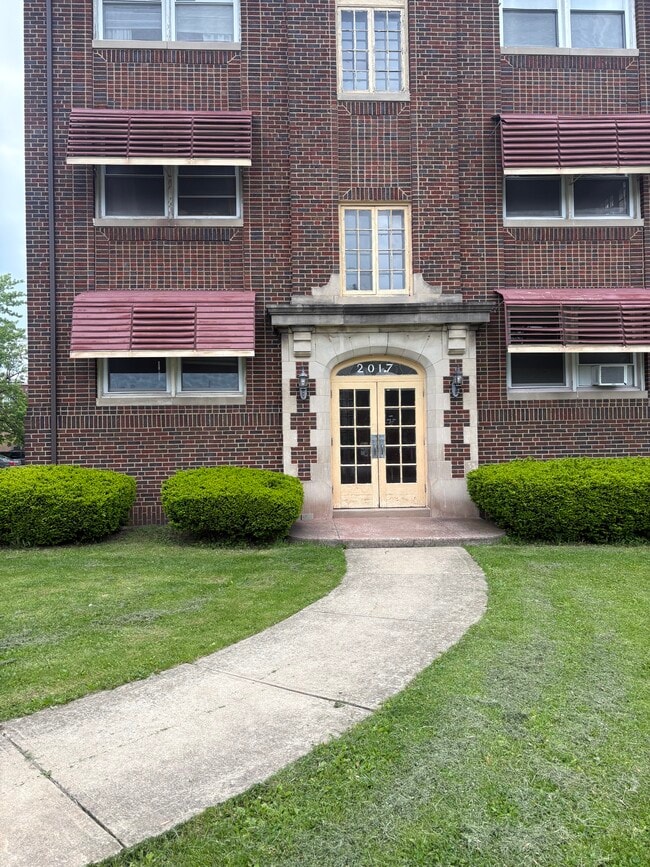 Building Photo - 2015 Arthur Ave Unit 2015#11
