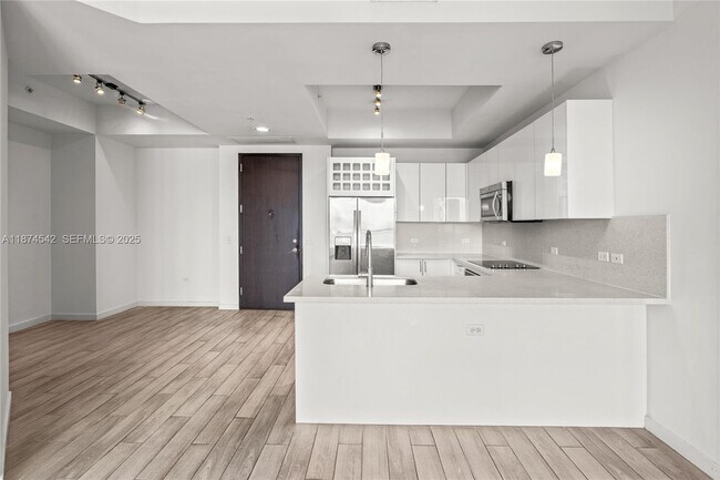 Building Photo - 999 SW 1st Ave Unit PH08