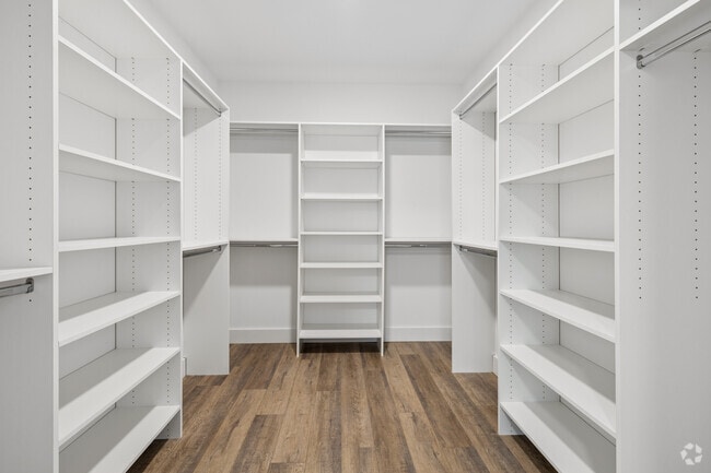 1BR, 1BA w/Den - 1,162SF - Bedroom Walk-in Closet