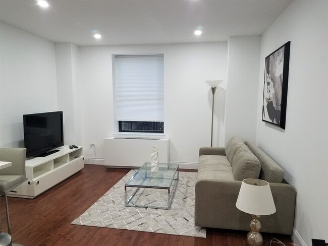 141c27f92ac755f4b68c86dbd75ebef7 - 150 West 51st Street