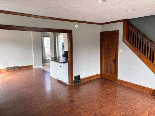 Photo - 1300 E 12th St