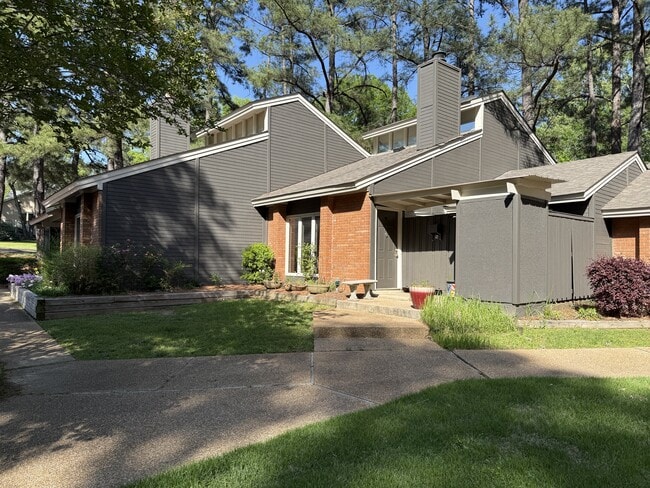 Photo - 200 Woodgreen Dr House