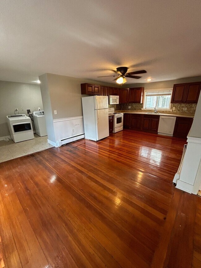 Building Photo - Nicely renovated 3 bed 2 bath near Tenean Beach!