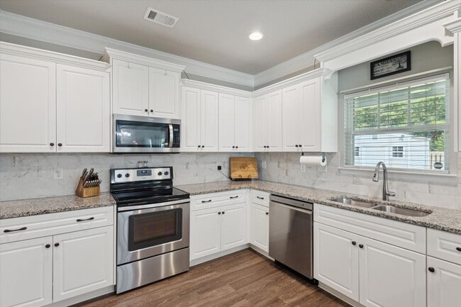 Photo - Spacious 4BR Home with Screened Porch & Fenced Yard in Effingham