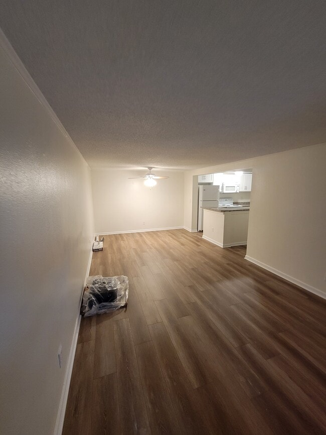 Amplia sala de estar - 4079 E Michigan St Unidad Crossings at Conway