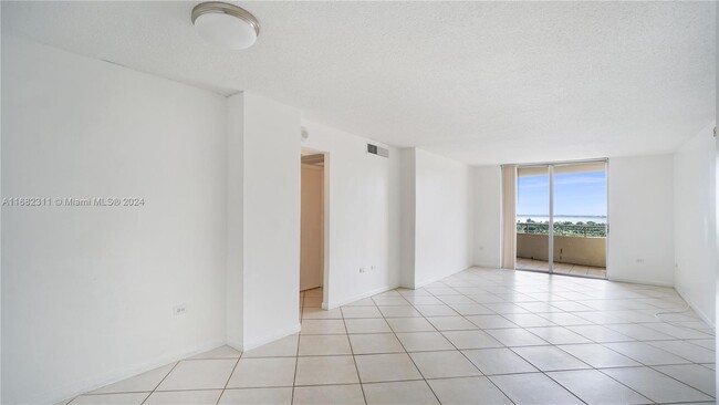 Photo - 5555 Collins Ave Condominio Unidad 17k