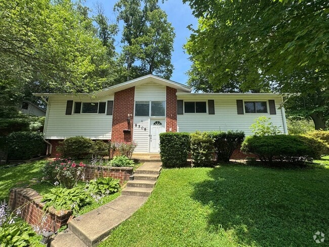 Building Photo - Gorgeous 4 Bed 3 Bath Home Sitting On Spac...