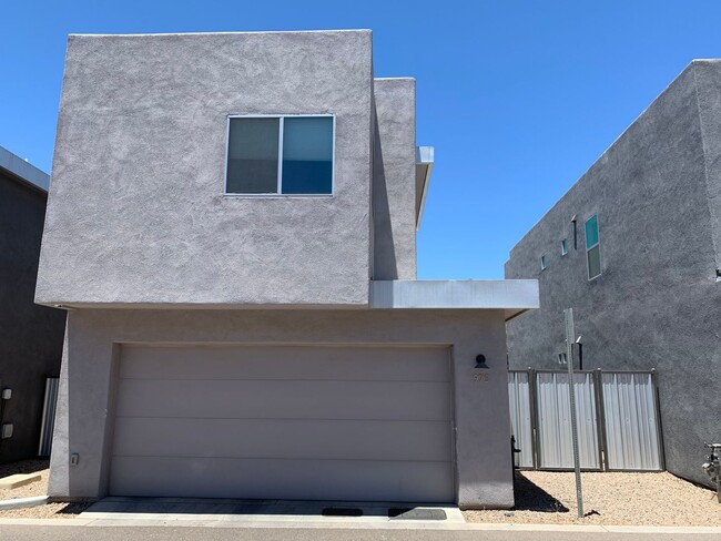 Building Photo - 975 E Park Modern Dr