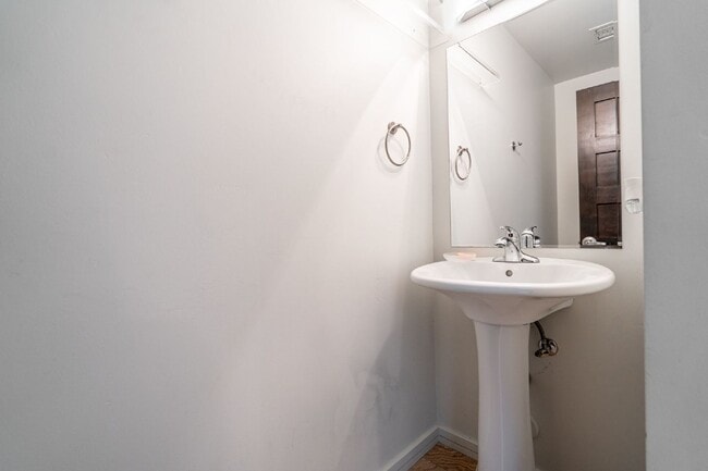 Building Photo - Downtown Condo Unit 406
