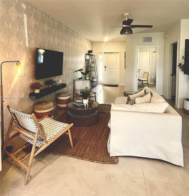 Photo - 453 NE 13th St