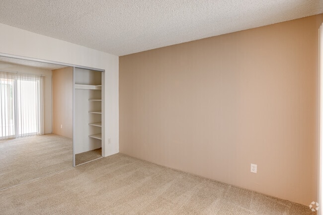 2BR, 1BA - 919 SF