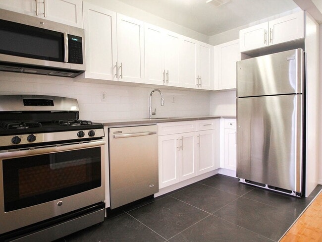 Building Photo - "Spacious 3-Bedroom Gem with 2 Full Baths ...