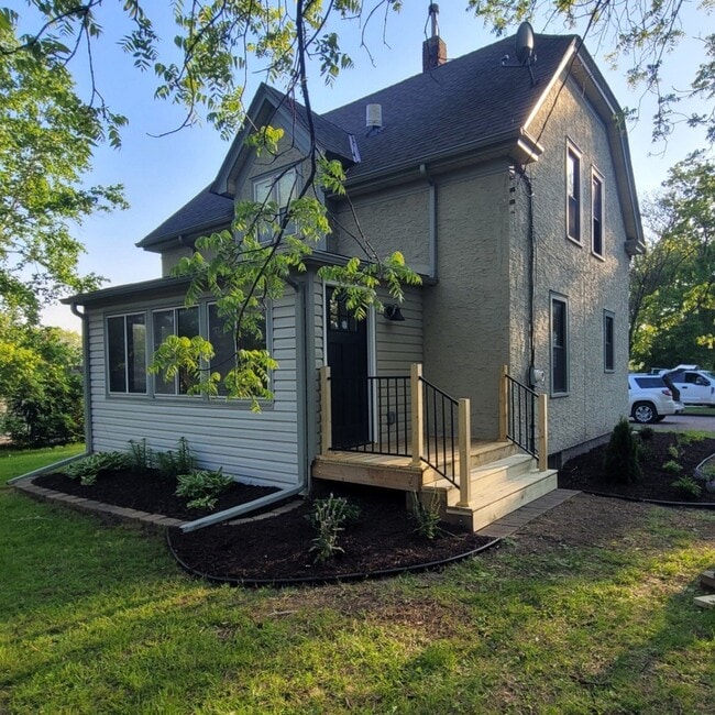 Building Photo - 856