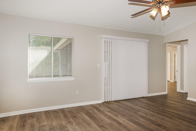 Photo - 2102 Thames Rd SE