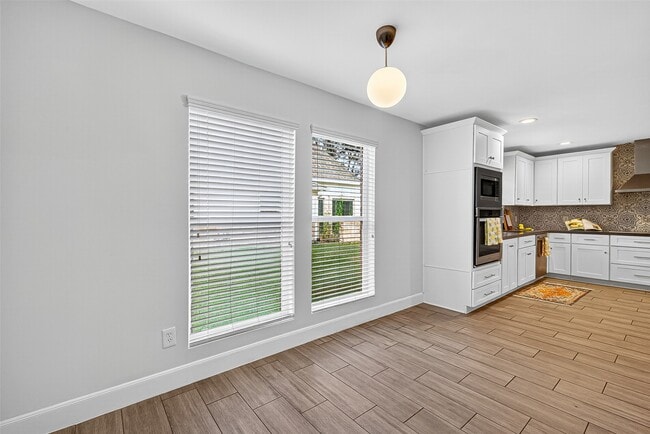 Photo - 818 Silvergate Dr