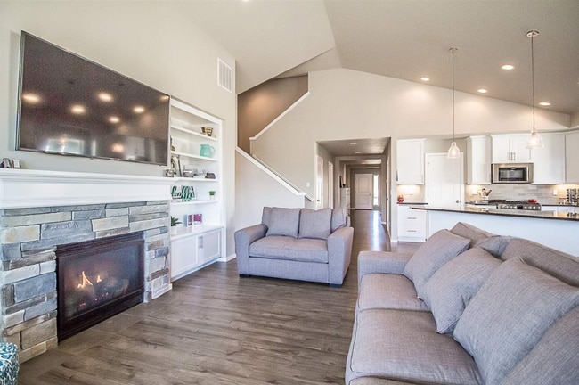 Photo - 1960 N Oakland St