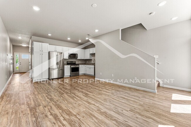 Photo - 1152 Oak St