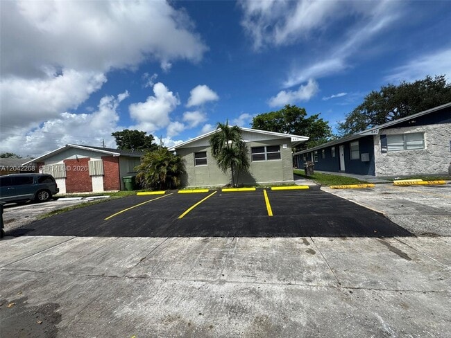 Building Photo - 844 SW 10th St Unit 3