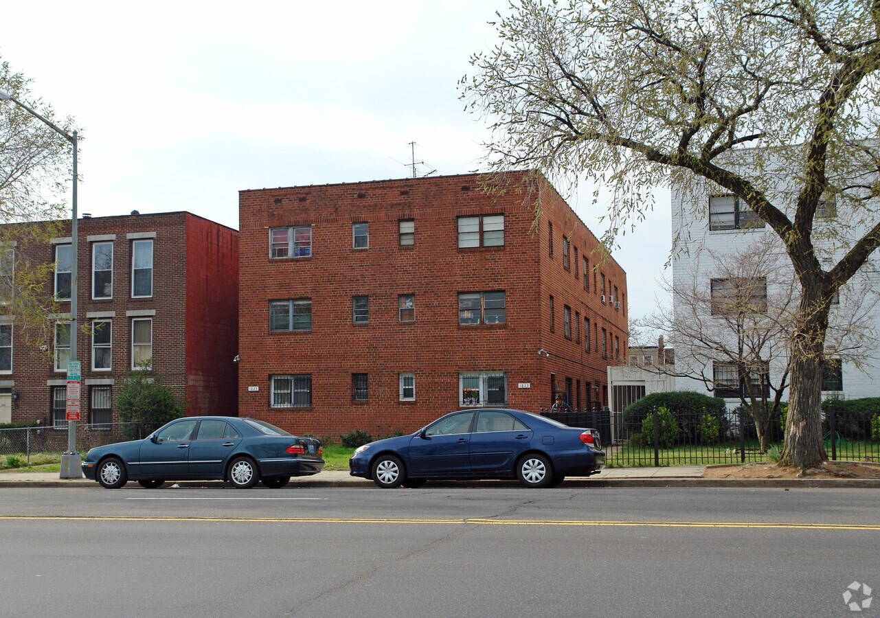 Photo - 1823 E Capitol St SE