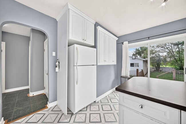 Photo - 2216 Victoria Crescent NW