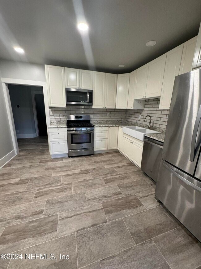 Photo - 424 E 6th St