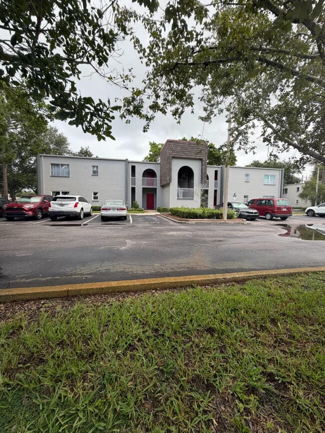 Front of the building - 3147 29th Ave N Unit 203