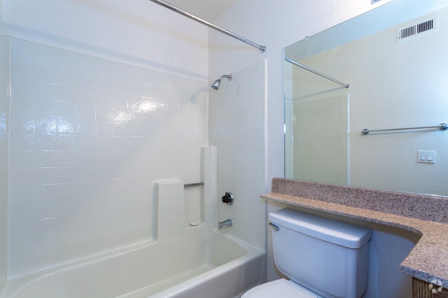 1BR, 1BA - 605 SF