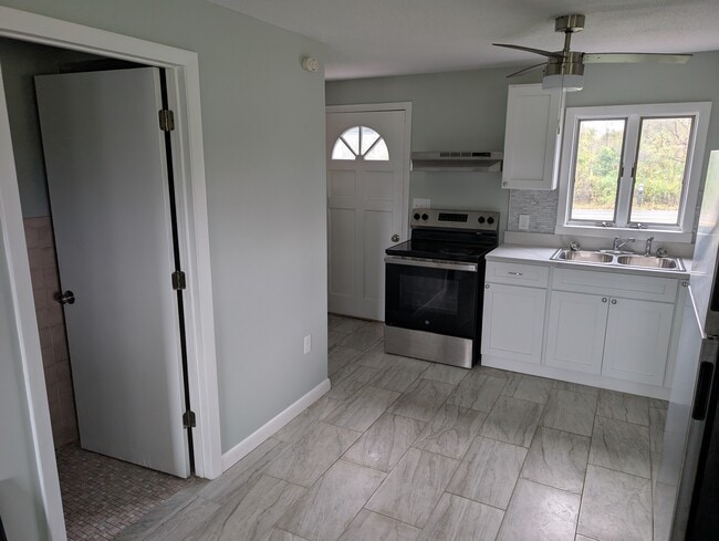 Building Photo - 482 Plain Hill Rd Unit Left