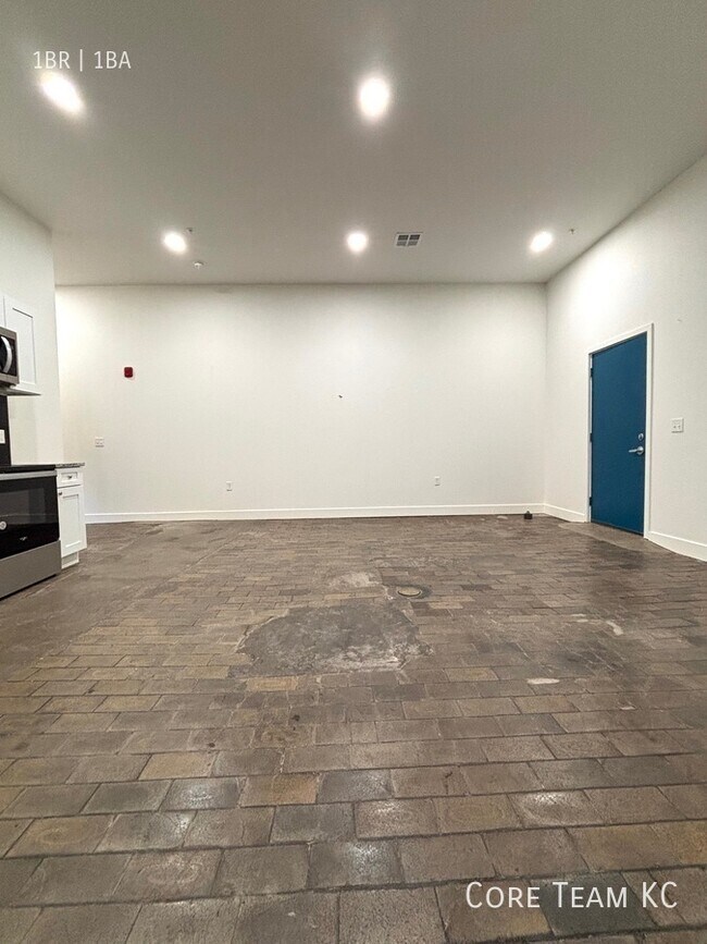 Photo - 3100 E Gillham Plaza Unit 205