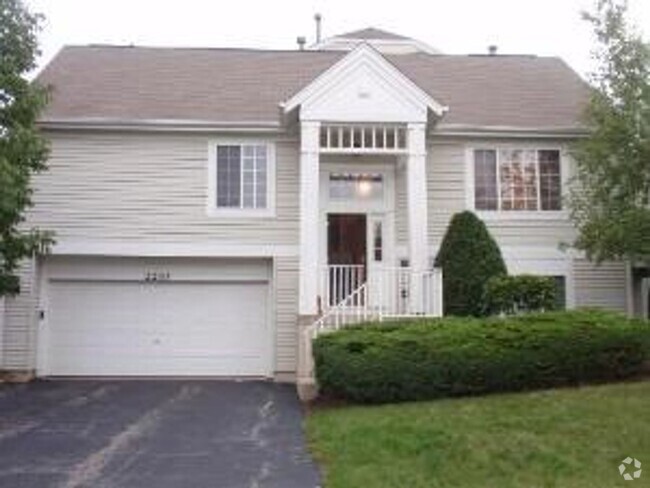 Building Photo - Incredibly beautiful 3 Bedroom 3 Bath Town... Rental
