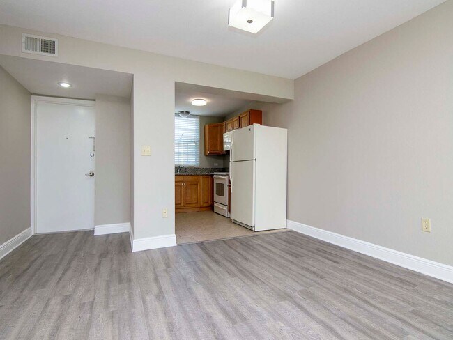 Building Photo - Ground Floor - Corner/End Unit - Upgraded ... Rental