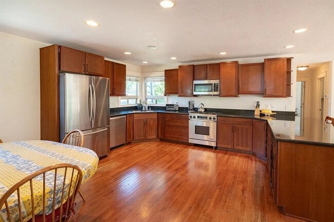 Photo - 700 Helman St