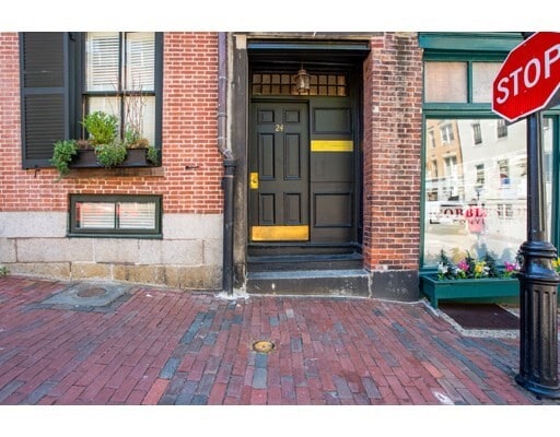 Building Photo - 20 Joy St Unit 4